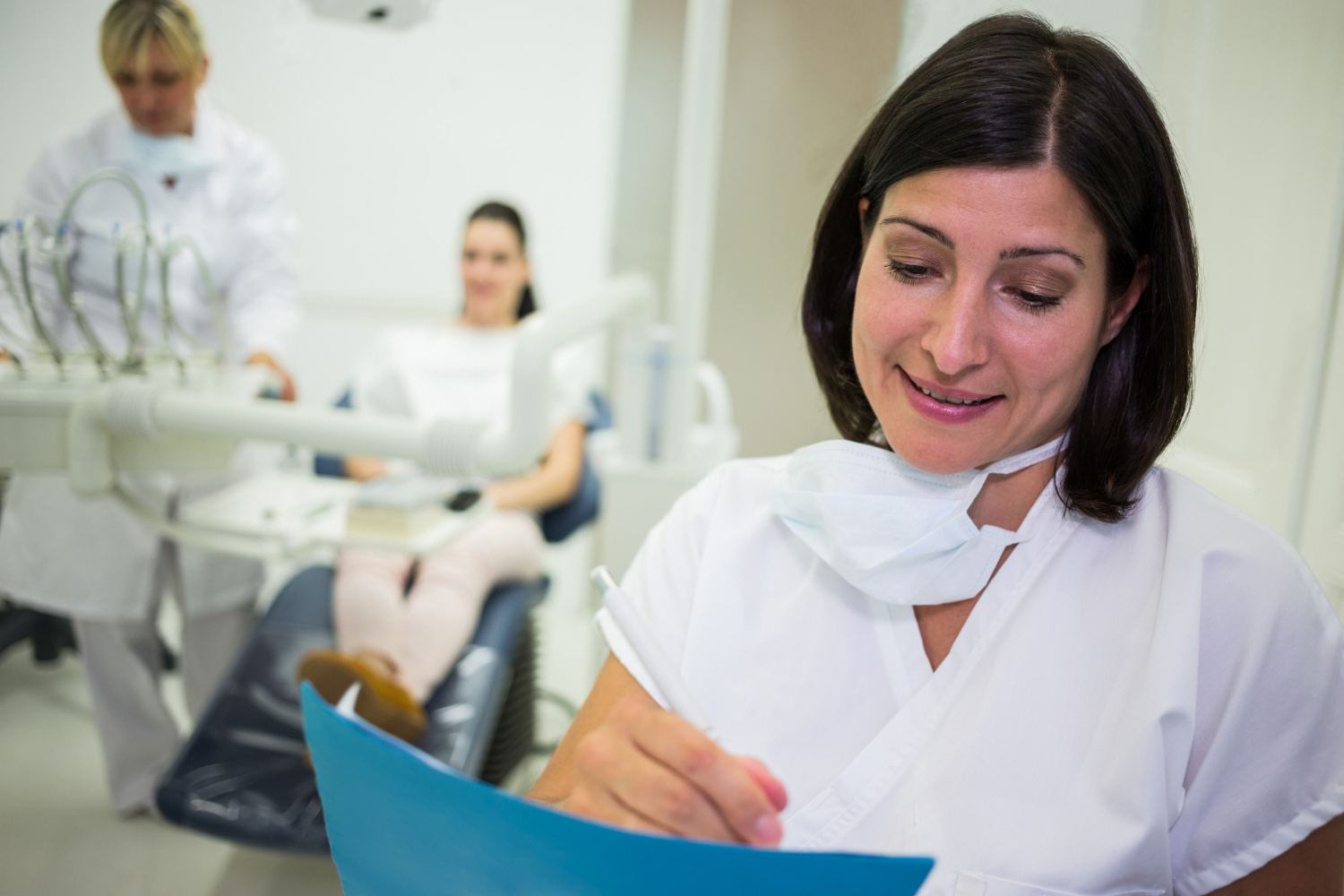 Tips for managing a dental emergency with quick care icons.