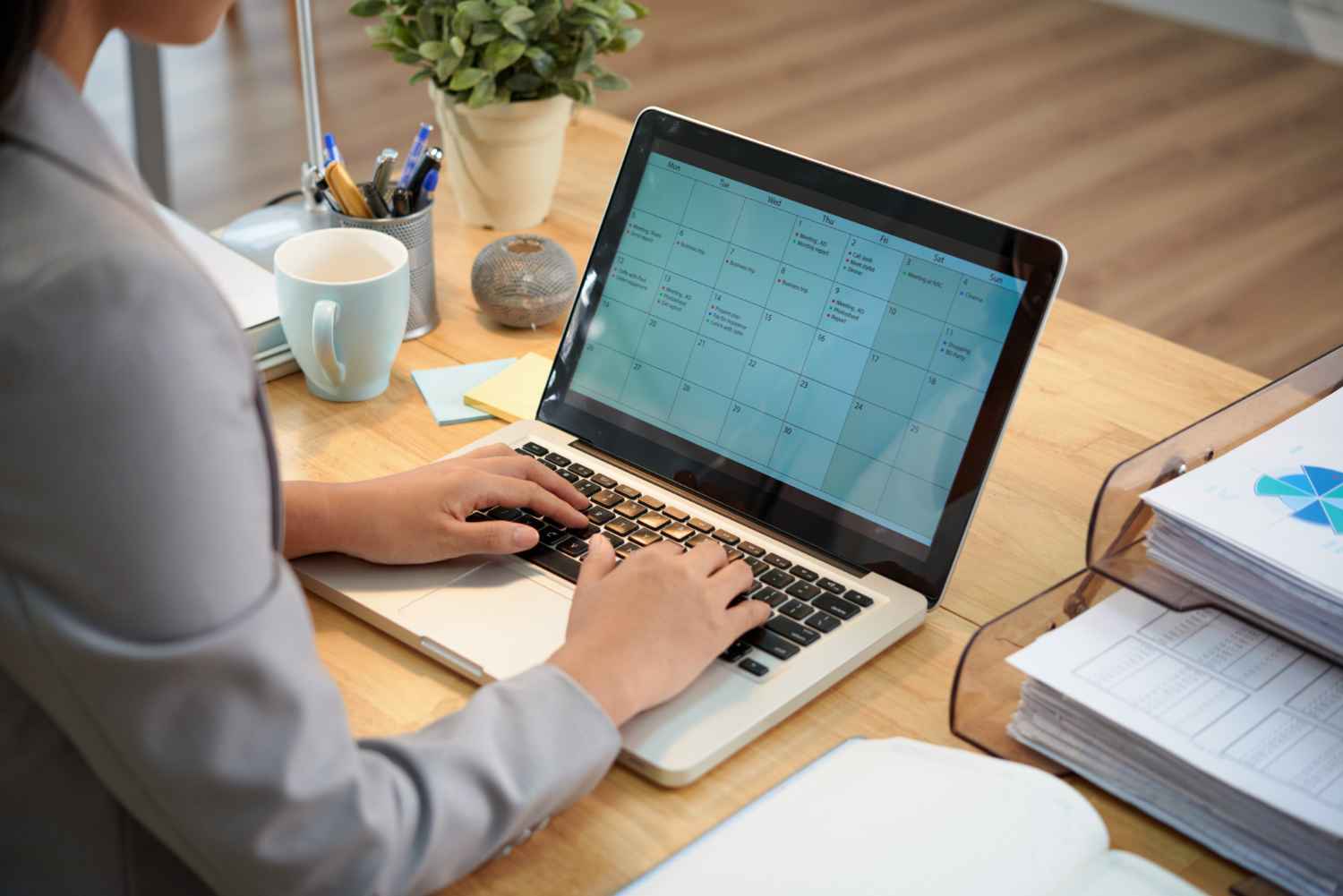 What to expect at an emergency dental appointment including pain assessment, X-rays, diagnosis, immediate treatment, and advice for follow-up care.