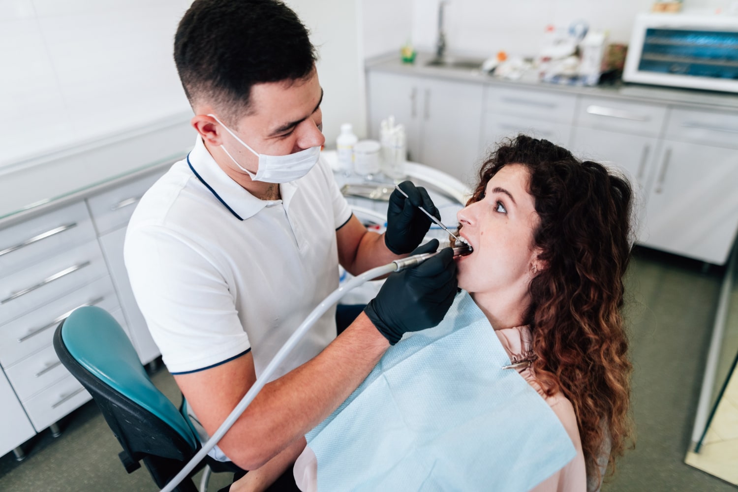Emergency Tooth Extraction vs. Regular Extraction: What's the Difference?